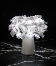 Lade das Bild in den Galerie-Viewer, Akku-Tischleuchte LED CLIZIA Battery - Fumè